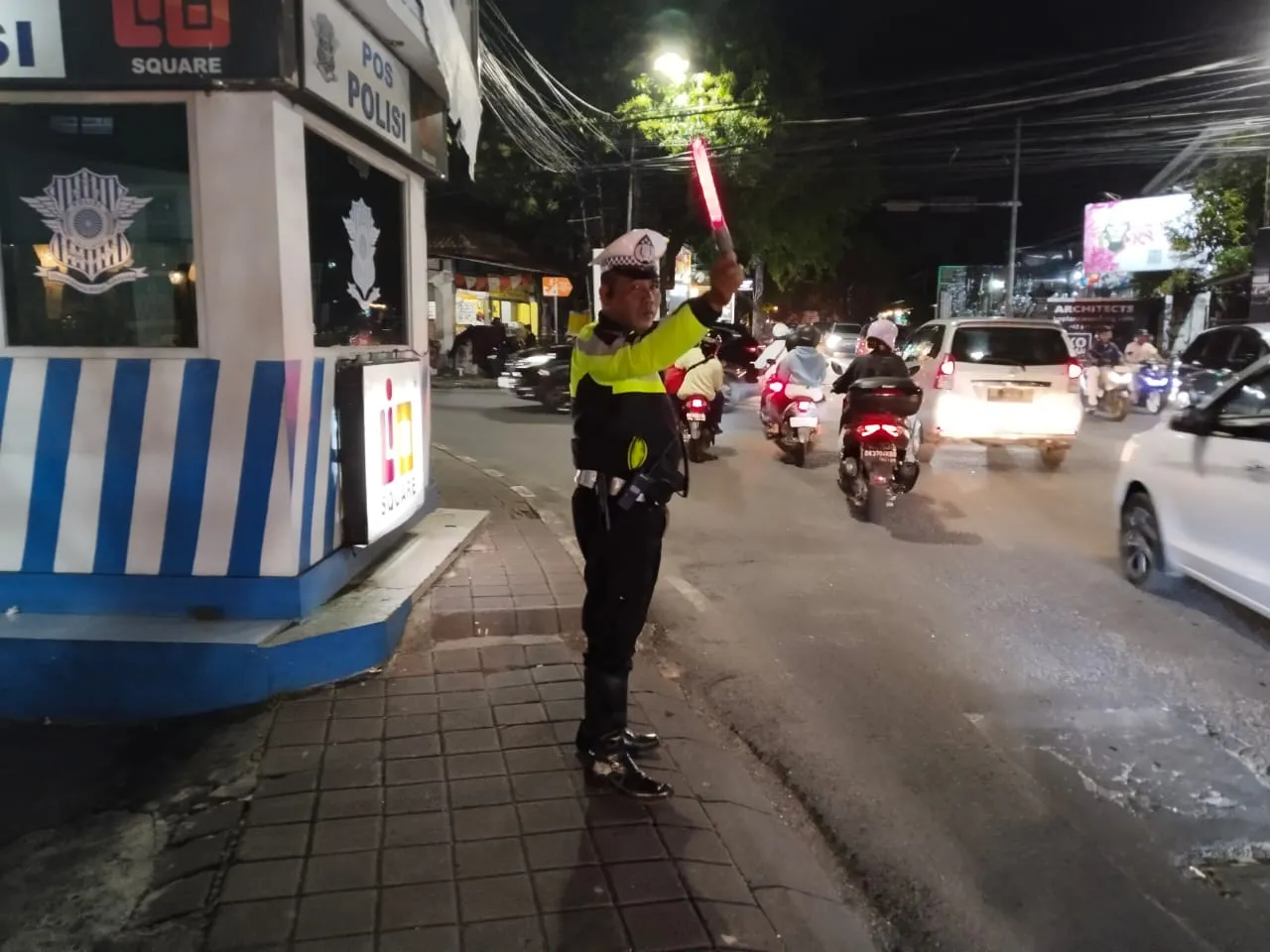 Unit Lantas Polsek Kuta Utara Lakukan Blue Light Patrol dan Pengaturan Malam Hari
