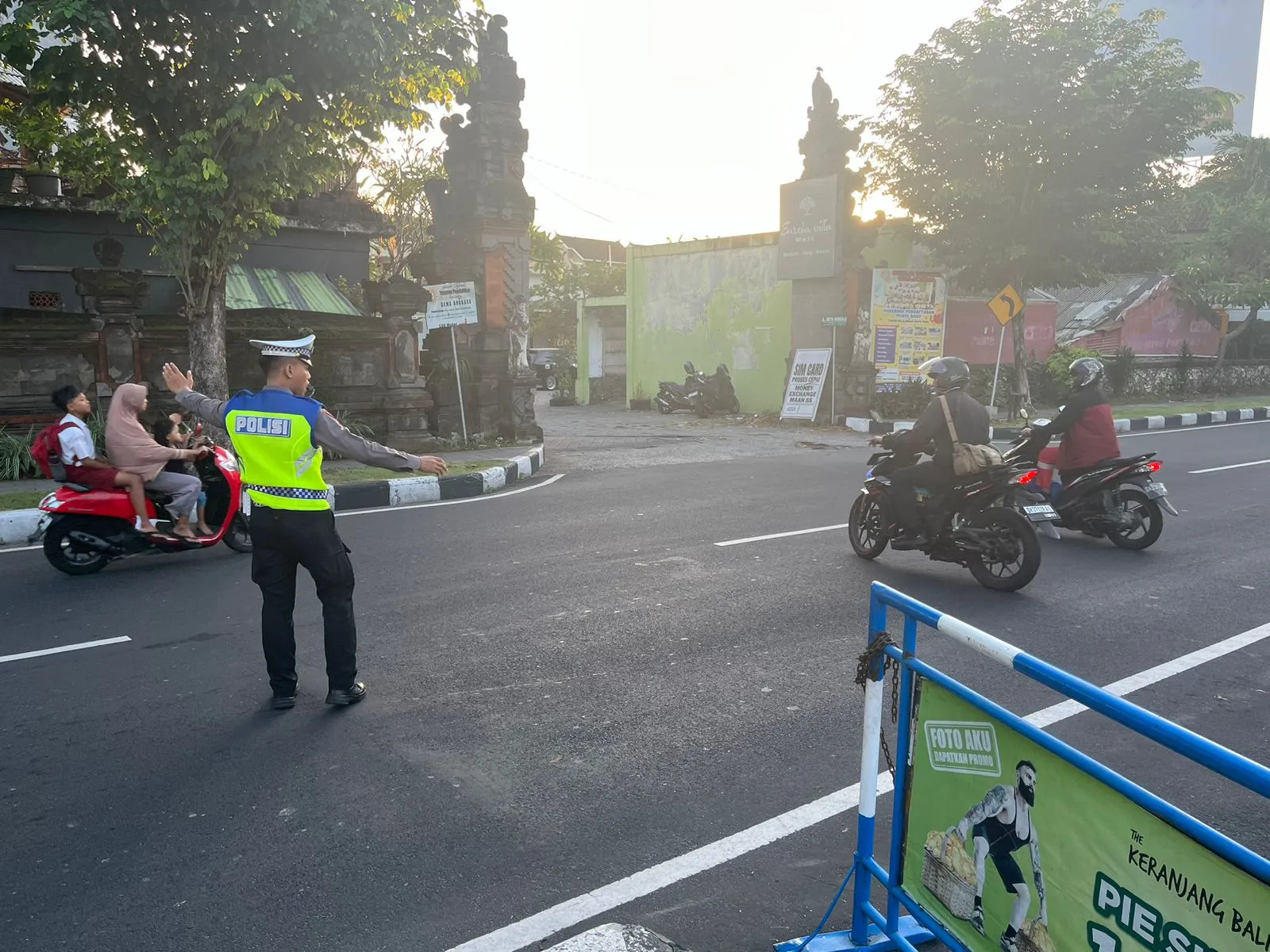 Pengaturan Lalin Pagi Hari, Polres Bandara Ngurah Rai Maksimalkan Pelayanan Masyarakat
