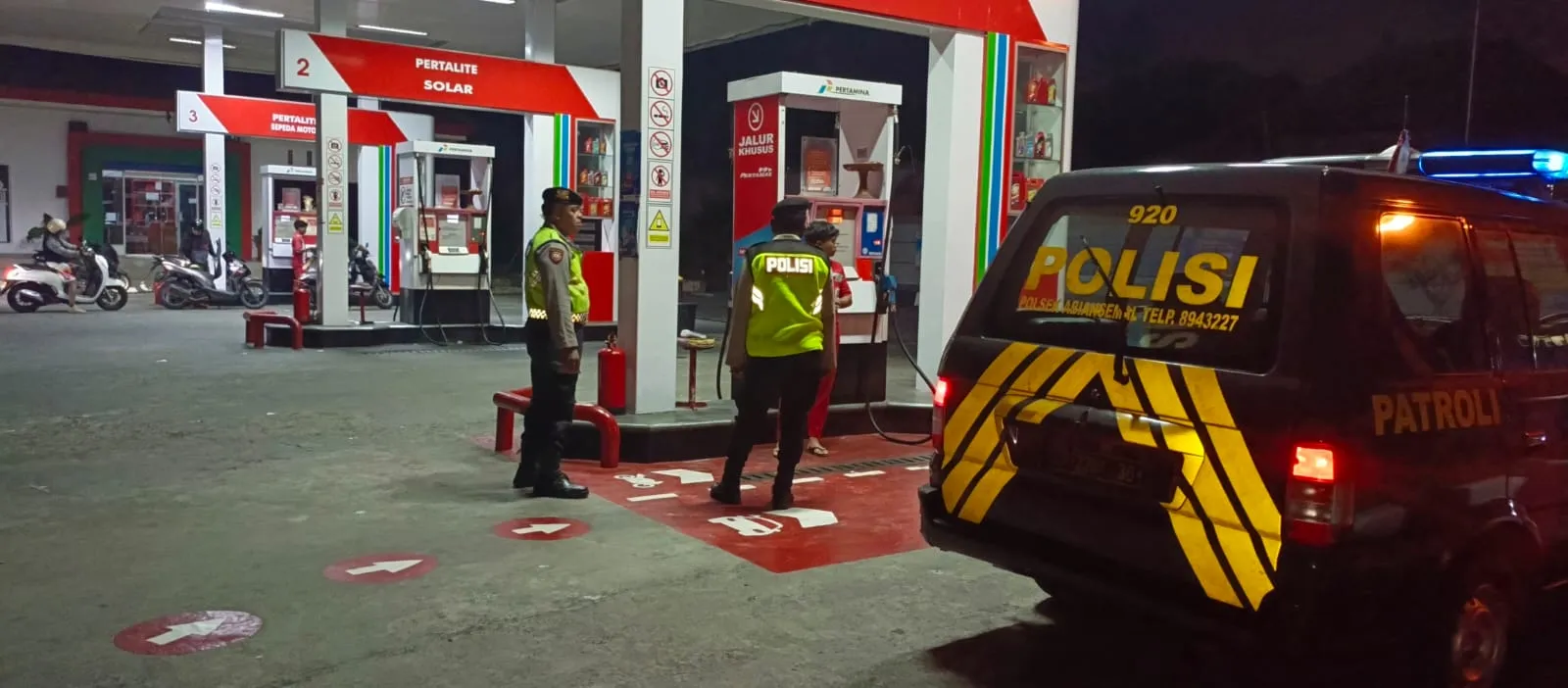Patroli Biru Polsek Abiansemal Sambangi SPBU Malam Hari, Sampaikan Pesan Kamtibmas