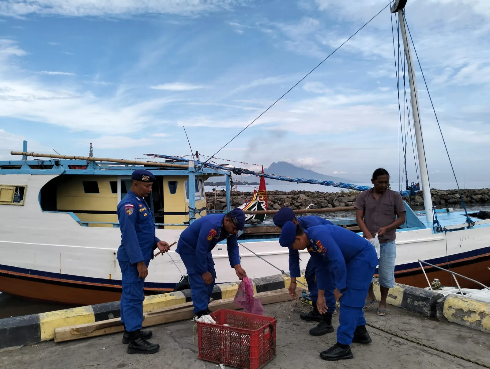 World Ocean Day, Satpolairud Bersama Masyarakat Bersihkan Pantai Situbondo