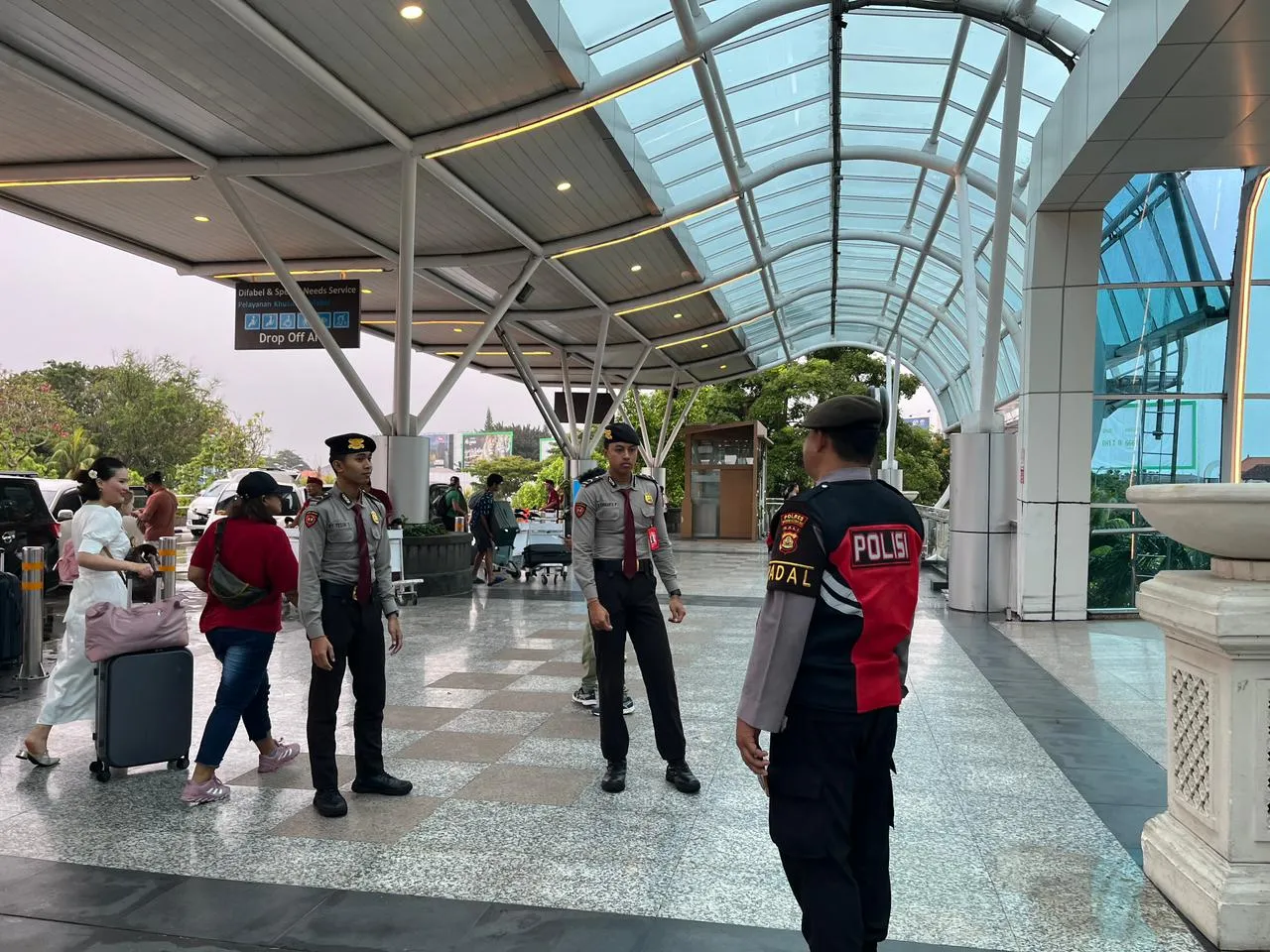 Polres Bandara Ngurah Rai Pengamanan Penumpang di Terminal International