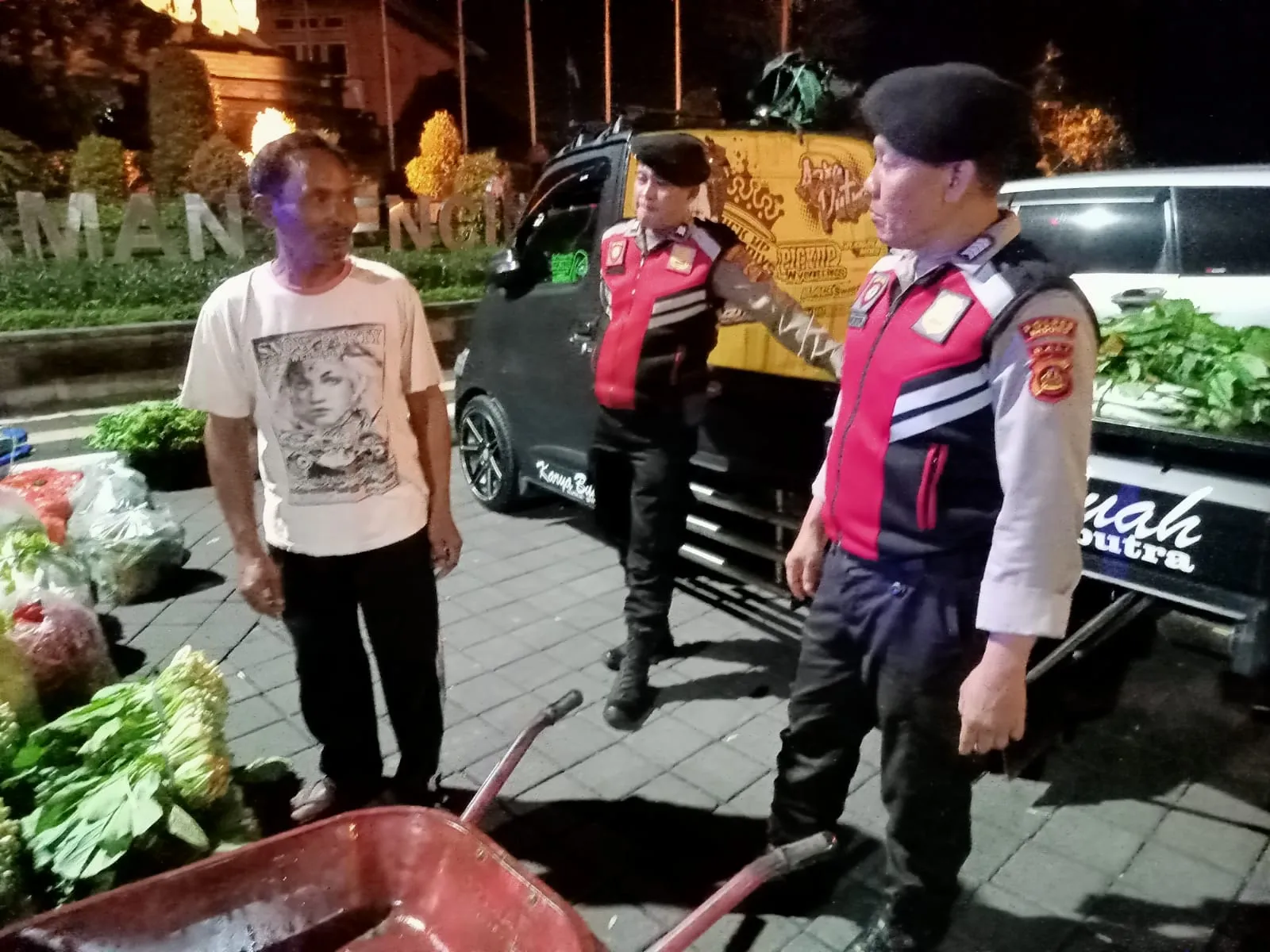 Cegah Gangguan Kamtibmas Blue Light Patrol Polsek Mengwi Sambangi Pasar Adat Desa Mengwi