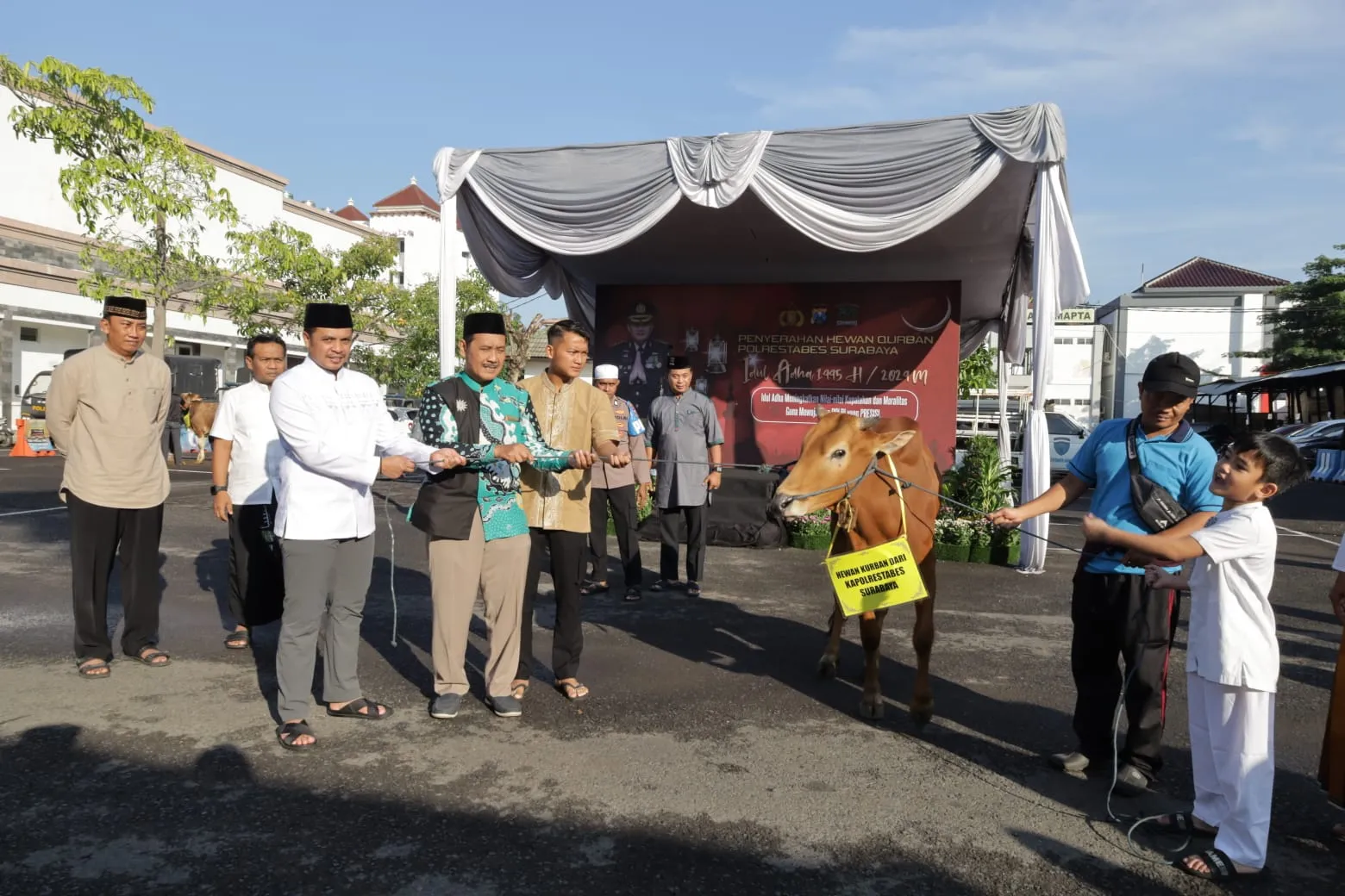 Hari Raya Idul Adha 1445 H, Polrestabes Surabaya Menerima dan Menyalurkan 143 Hewan Kurban