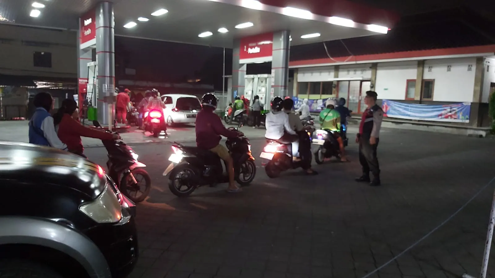 Polsek Kuta Utara Blue Light Patrol Amankan Masyarakat Saat Mengisi BBM