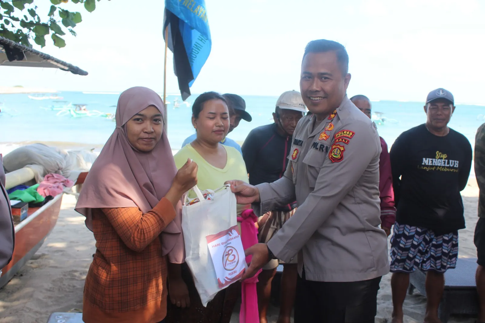 Jelang Hari Bhayangkara ke-78, Polres Bandara Ngurah Rai Berbagi Sembako kepada Masyarakat