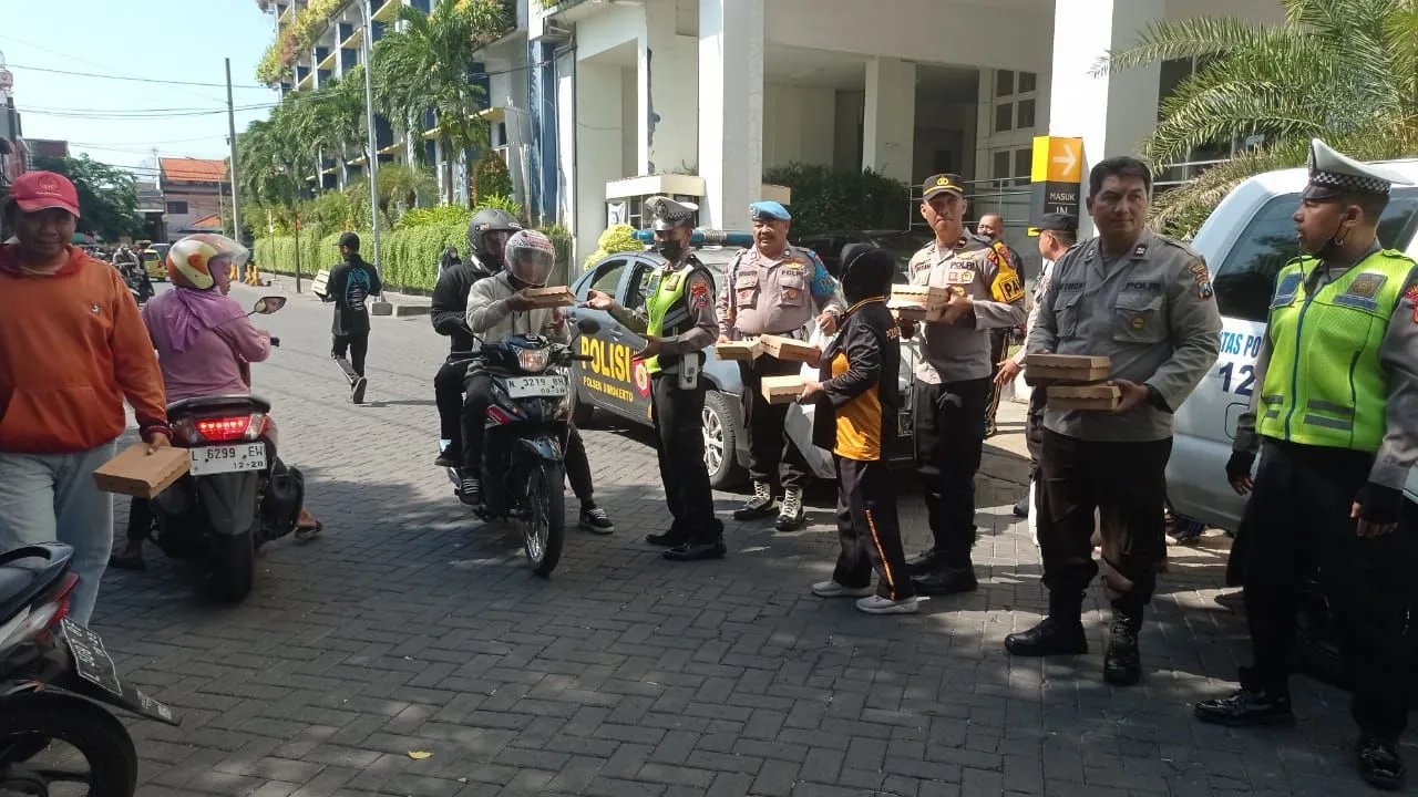 Polisi Ini Beda !! Patroli Antisipasi Kejahatan Sambil Bagikan 200 Nasi Kotak ke Masyarakat