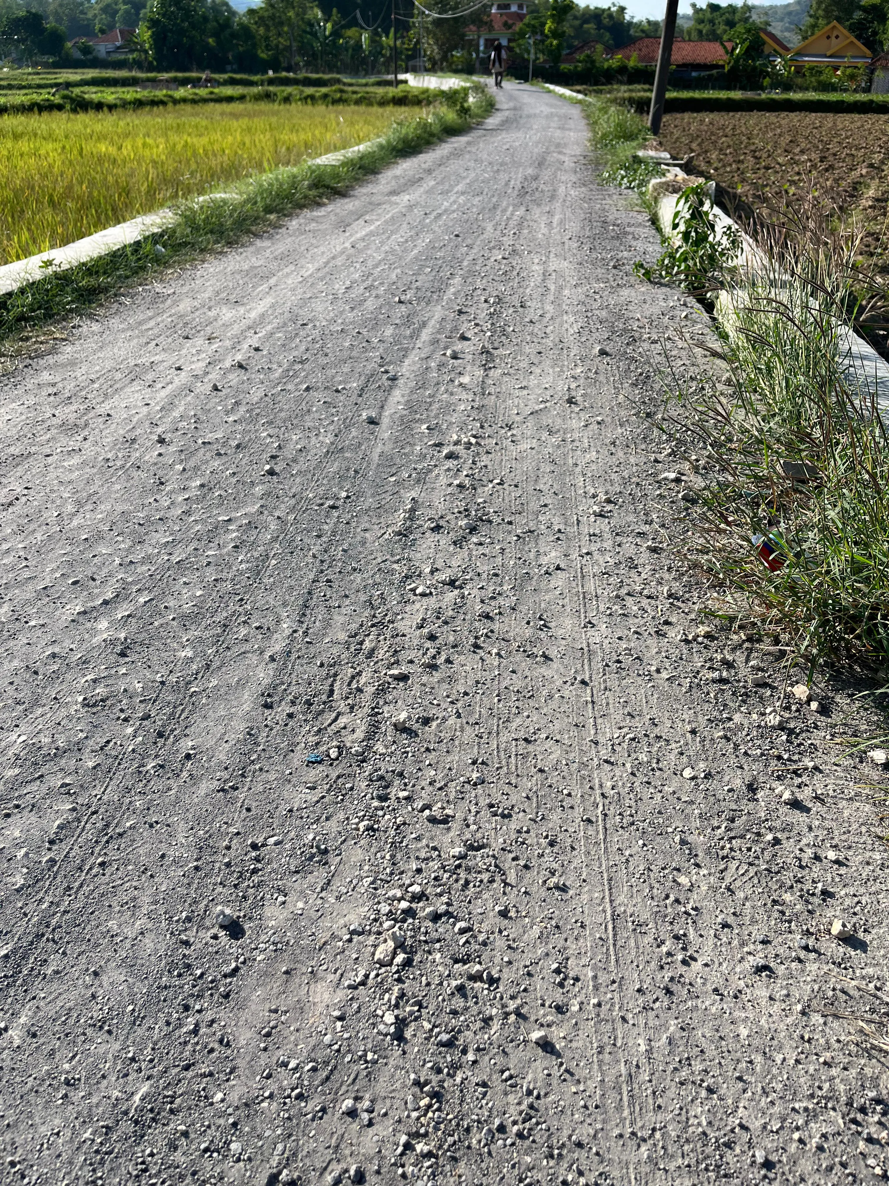 Proyek Pembangunan Jalan Cor di Desa Buker Kampung Galisan Belum Satu Tahun Mulai Ngelupas