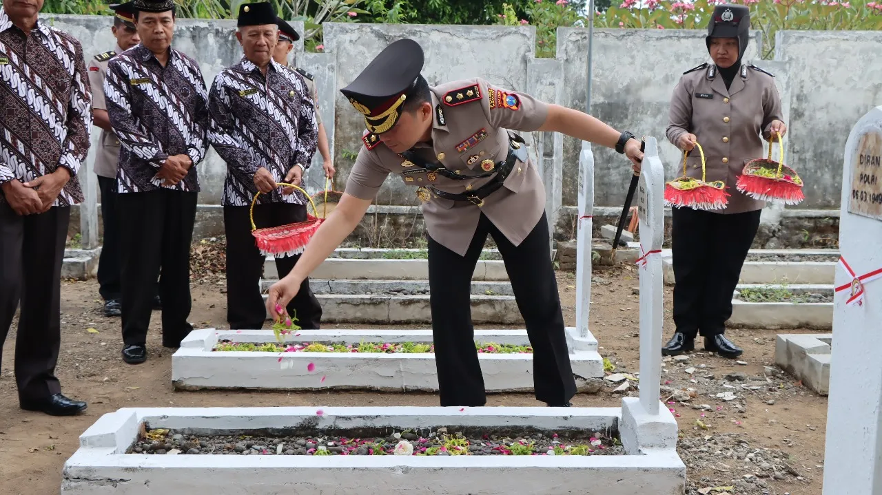 Polres Nganjuk Gelar Upacara Ziarah dan Tabur Bunga Dalam Rangka Memperingati Hari Bhayangkara ke-78