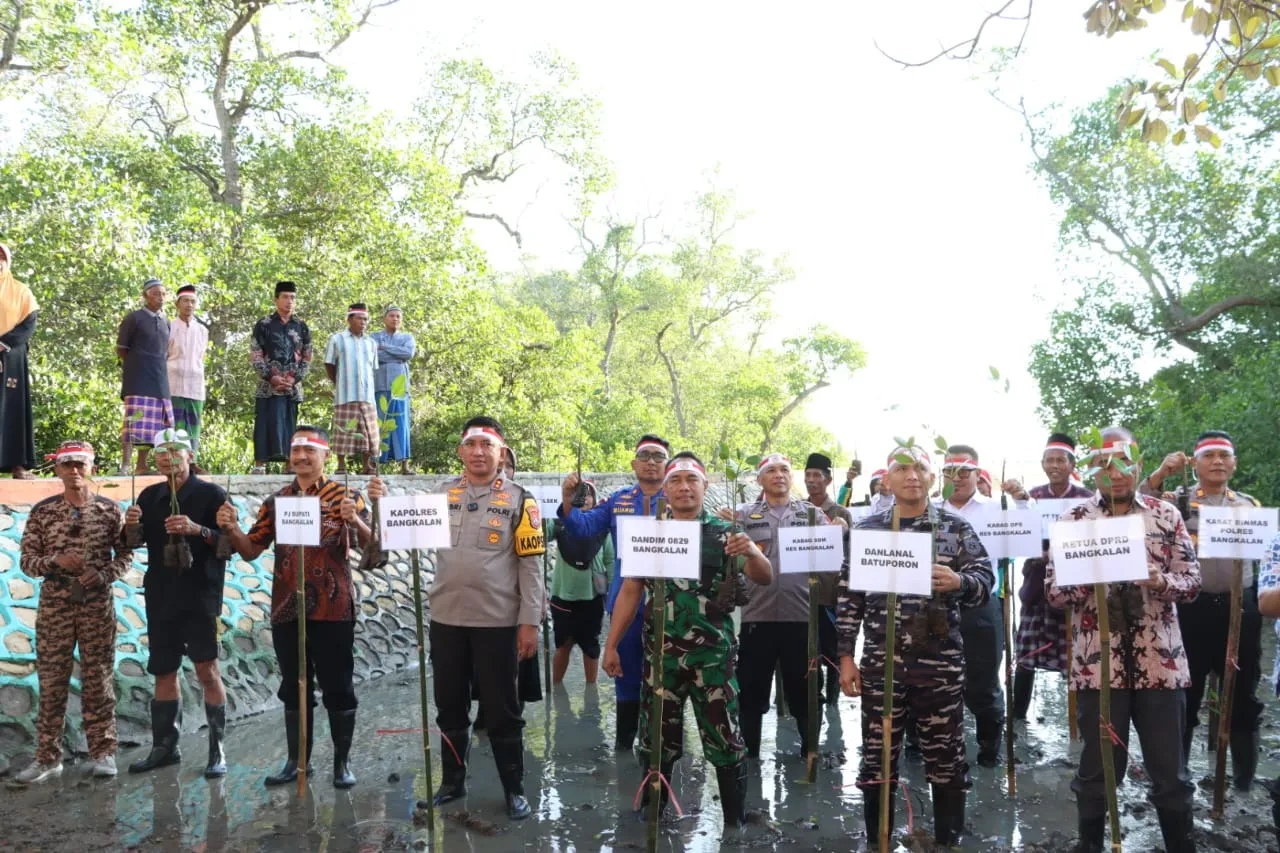 HUT Bhayangkara ke 78 Peduli Lingkungan, Polres Bangkalan bersama Forkopimda Gelar Bakti Sosial Tanam 1000 Pohon Mangrove