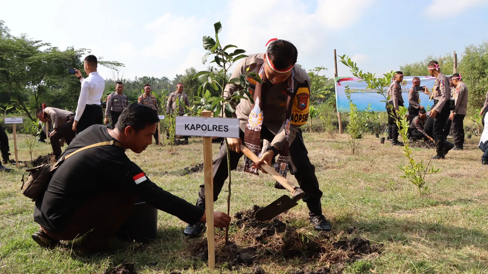 Polres Nganjuk Gelar Penanaman Pohon, Penyebaran Benih Ikan Konsumsi dan Pemberian Beasiswa