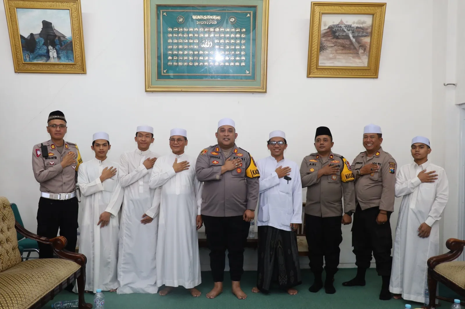 Kapolres Tanjung Perak Silaturahmi dengan Santri dan Pengasuh Ponpes Assalafi Al- Fitrah Surabaya