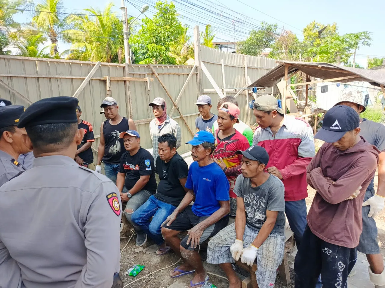 Polsek Kuta Utara Gelar Jumat Curhat Dengar Keluhan Buruh Bangunan Villa di Banjar Babakan