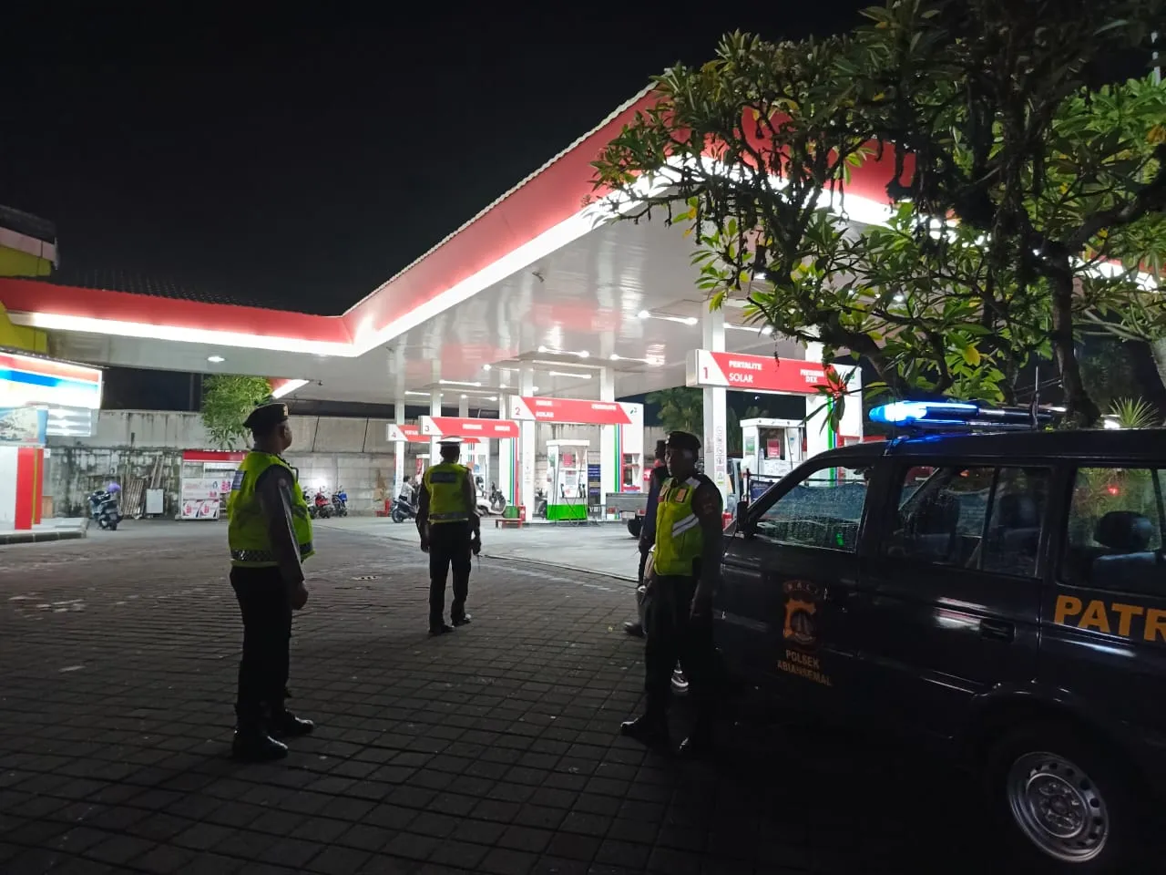Patroli Biru Polsek Abiansemal Sambangi SPBU, Guna Ciptakan Situasi Aman Ditempat Publik