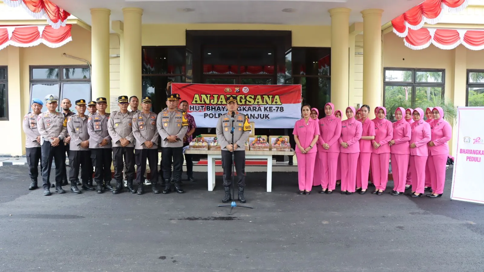 Polres Nganjuk Bersama Pengurus Bhayangkari Cabang Nganjuk Melakukan Anjangsana ke Anggota dan Purna Polri yang Sakit