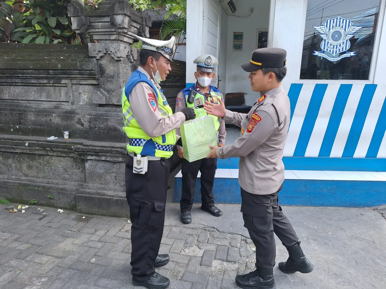 Kapolsek Kuta Utara Beri Bingkisan Snack Kepada Personil Lalu Lintas Saat Bertugas