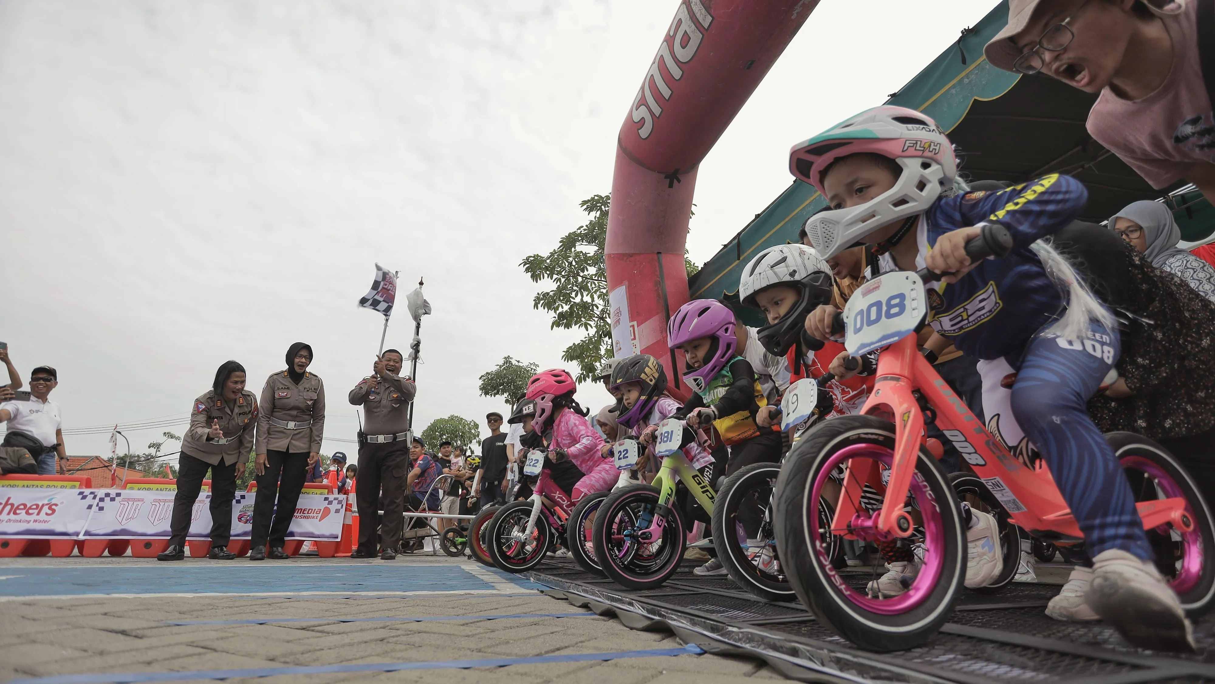 Jelang Hari Bhayangkara ke- 78: Satlantas Polrestabes Surabaya Gelar Perlombaan Tingkah Gemas Balita dalam Pushbike Race
