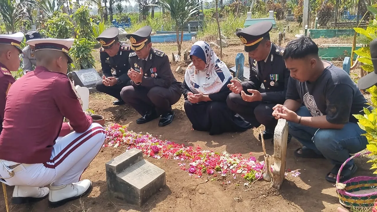 Polres Malang Ziarah ke Makam Korban Peristiwa Kanjuruhan di Hari Bhayangkara ke-78