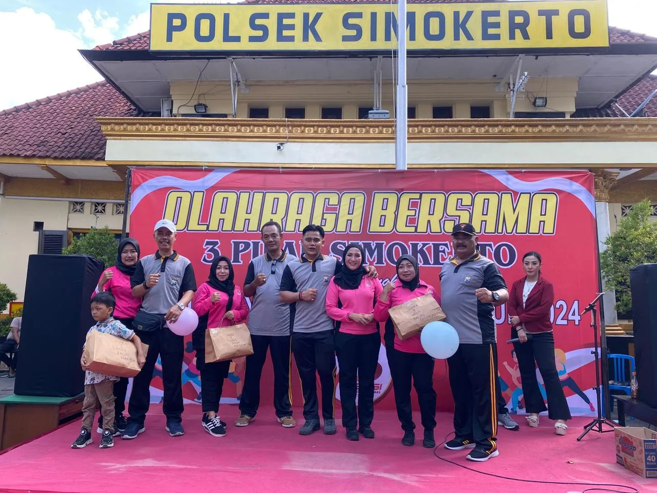 Kapolsek Simokerto Ajak Masyarakat Makan Dan Joget Bersama Rayakan Hut Bhayangkara ke-78
