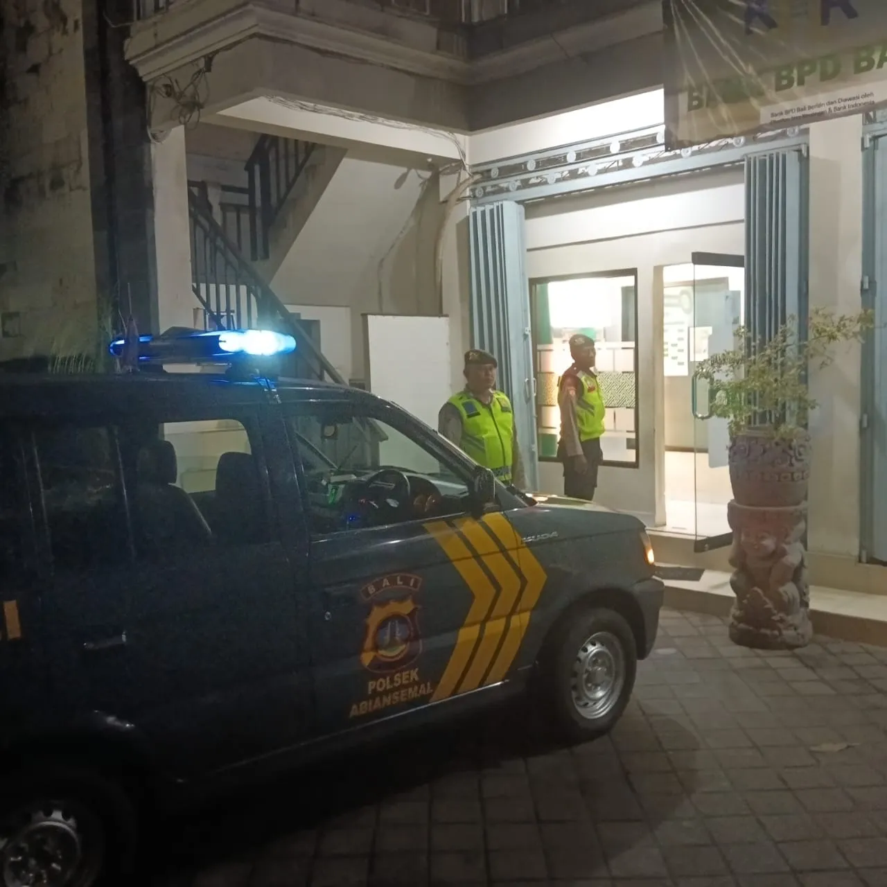 Ciptakan Rasa Aman &amp; Nyaman di Perbankan, Blue Light Patrol Polsek Abiansemal Sambangi ATM BPD