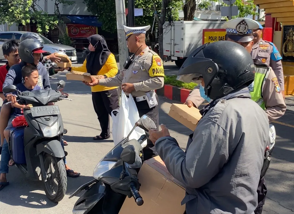 Kapolsek Simokerto Terus Tebarkan Kebaikan ke Masyarakat
