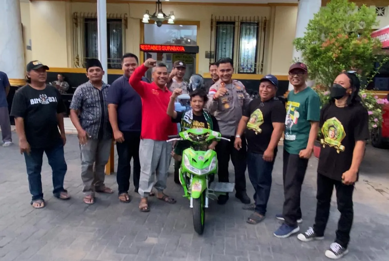 Remaja Disabilitas Sangat Senang Terima Bantuan Motor Roda Tiga Dan Modal Usaha Dari Polisi Dan Bonek