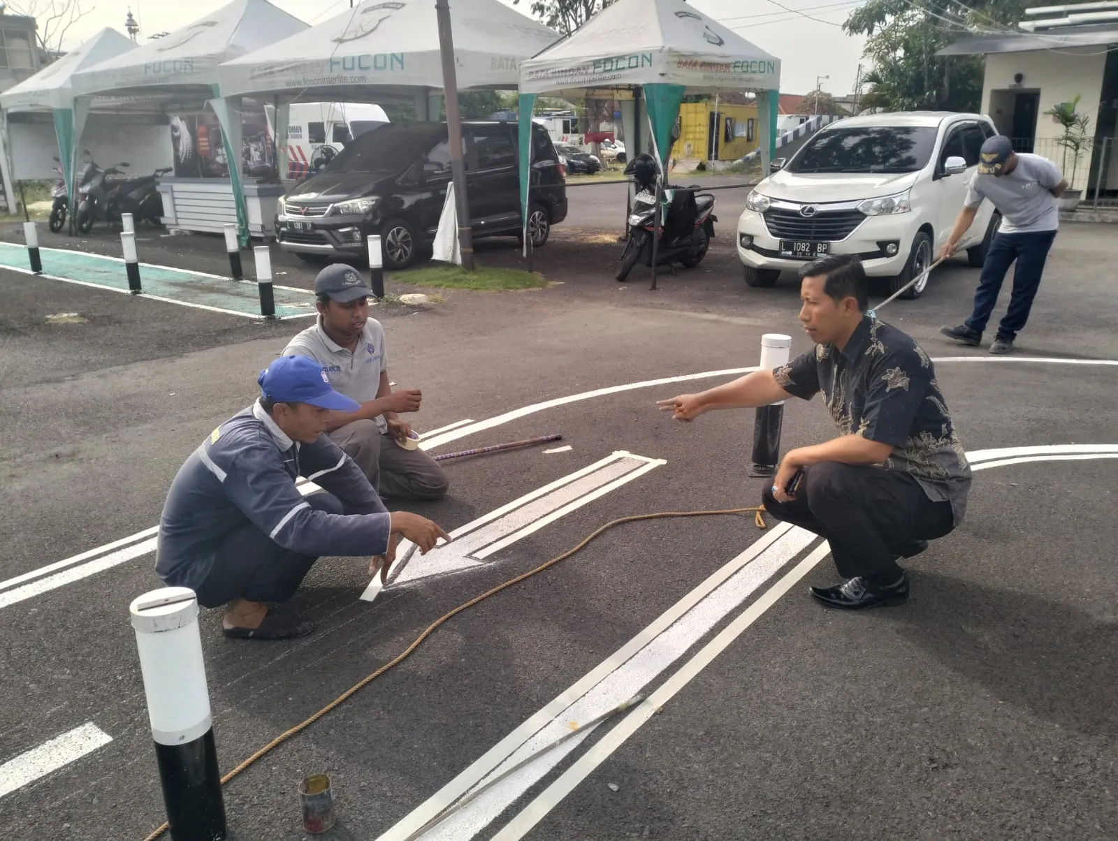 Anggota Regident Satlantas Polrestabes Surabaya, Lakukan Perbaikan Lebar Marka Lapangan Praktek Roda 2 Juga Terbitkan SIM C1