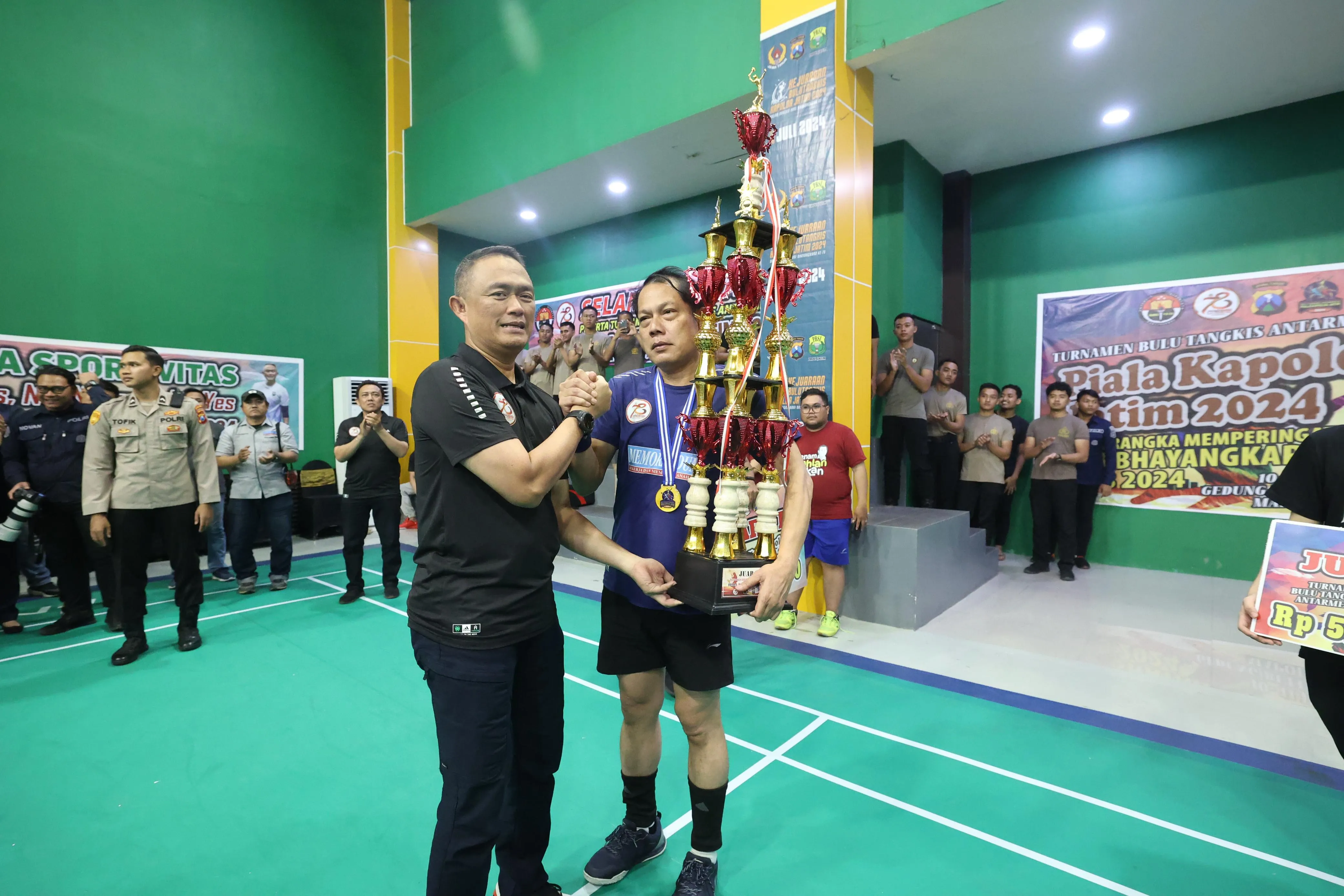 Tutup Turnamen Bulutangkis Antar media Kapoda Jatim Eksibisi Match Vs Juara 1