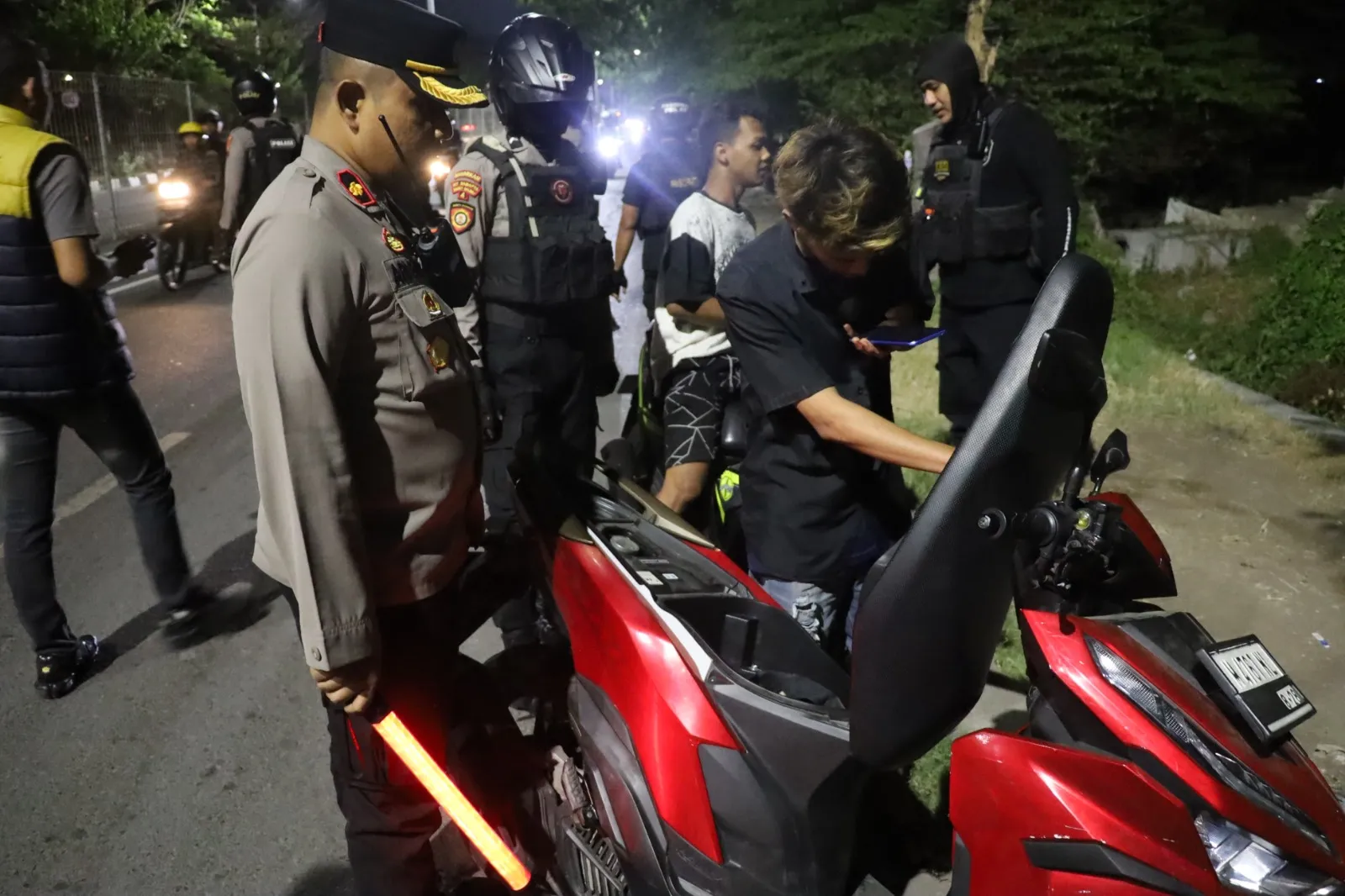 Cegah Kejahatan Malam, Polres Tanjung Perak Gelar Patroli Skala Besar