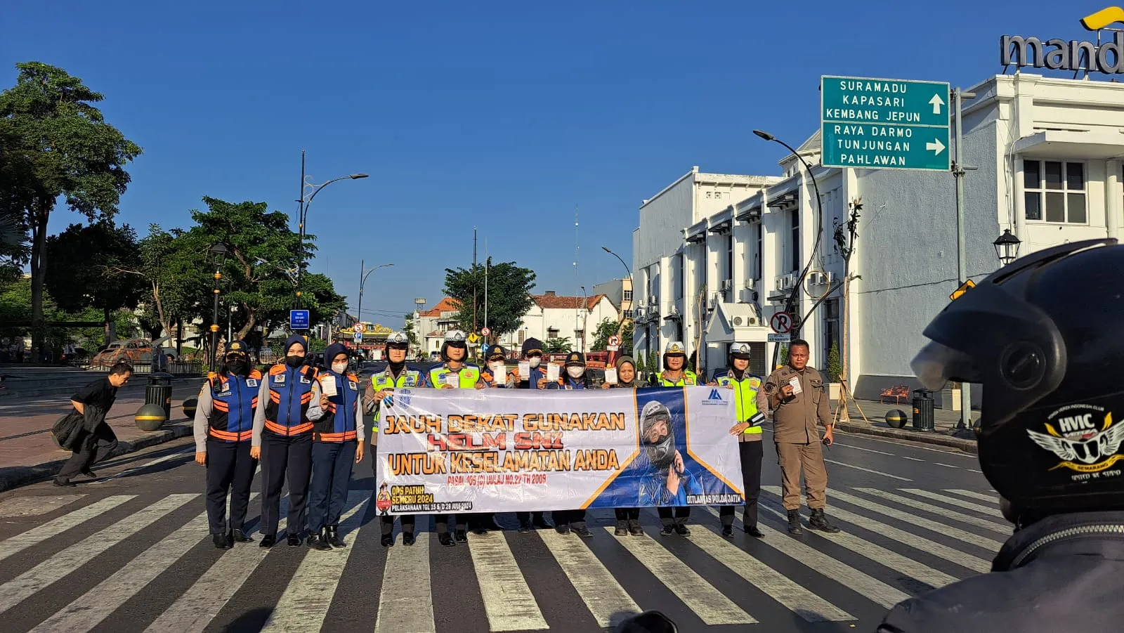 Sosialisasi Operasi Patuh Semeru 2024, Satlantas Polrestabes Surabaya Membentangkan Benner dan Bagikan Brosur Kepada Pengendara