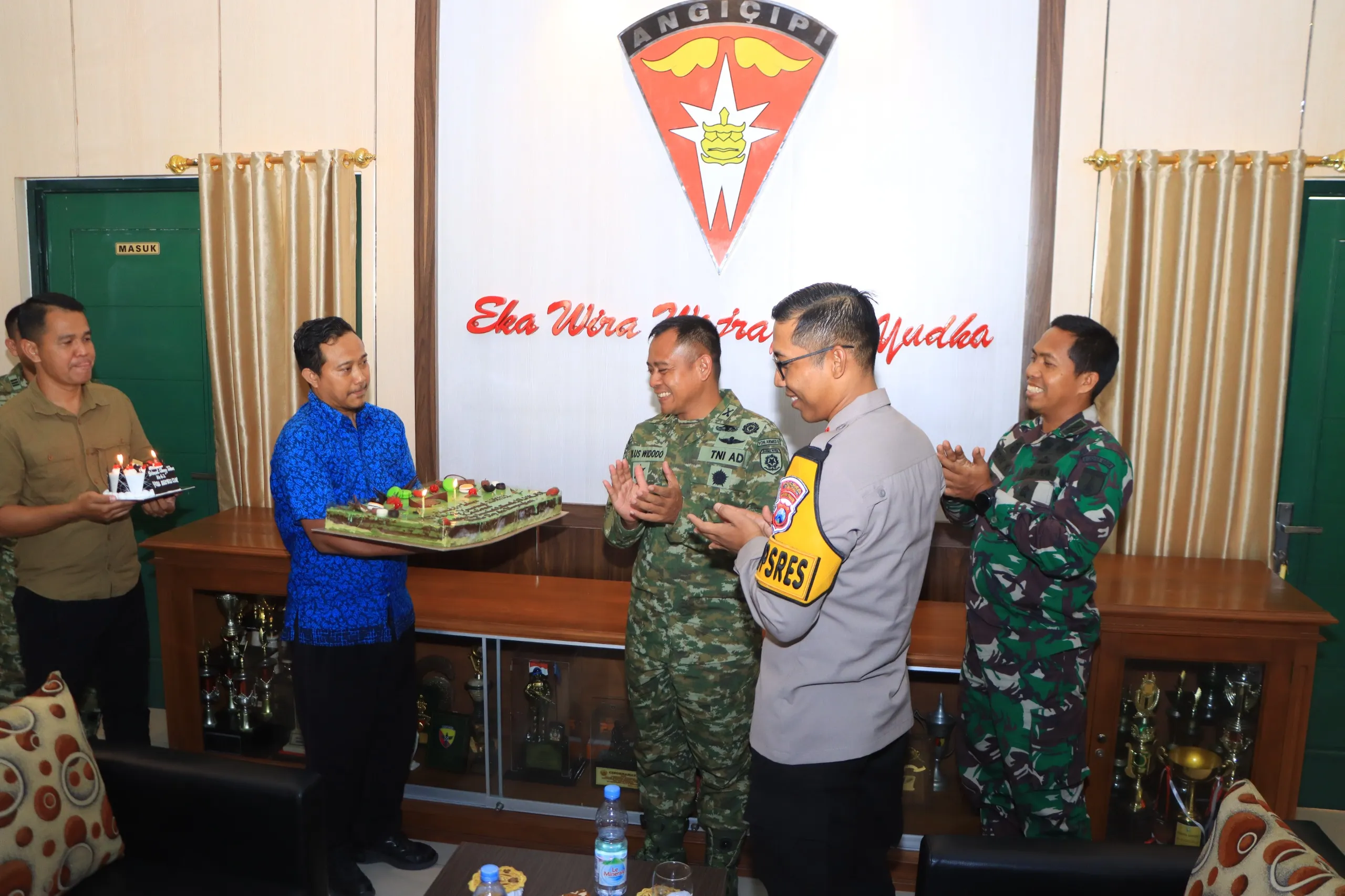 Sinergitas TNI - Polri, Polres Ngawi Beri Tumpeng dan Kue Ulang Tahun ke Yon Armed 12 Kostrad