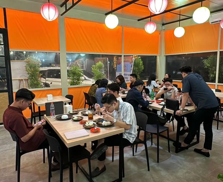 Rumah Makan Bu Yeni Serba Sambel Penyetan Hari Pertama telah di Padati Pengunjung