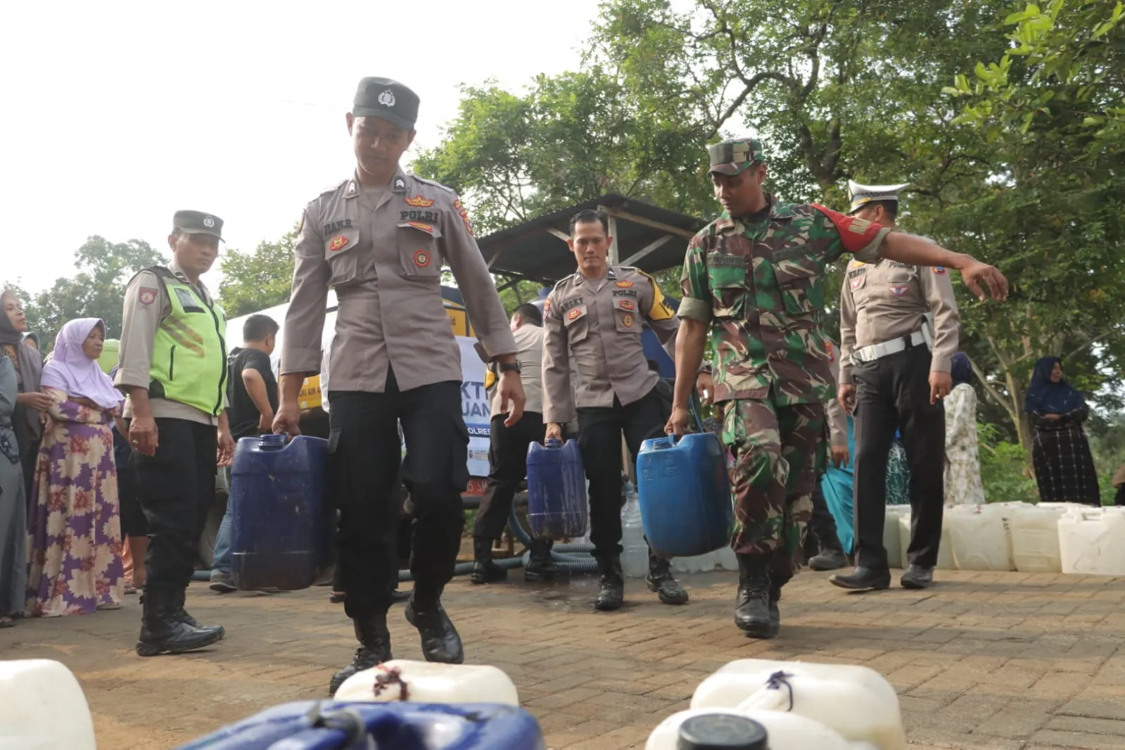 Polres Mojokerto Salurkan 32 Ribu Liter Air Bersih Untuk Warga di Kaki Gunung Penanggungan