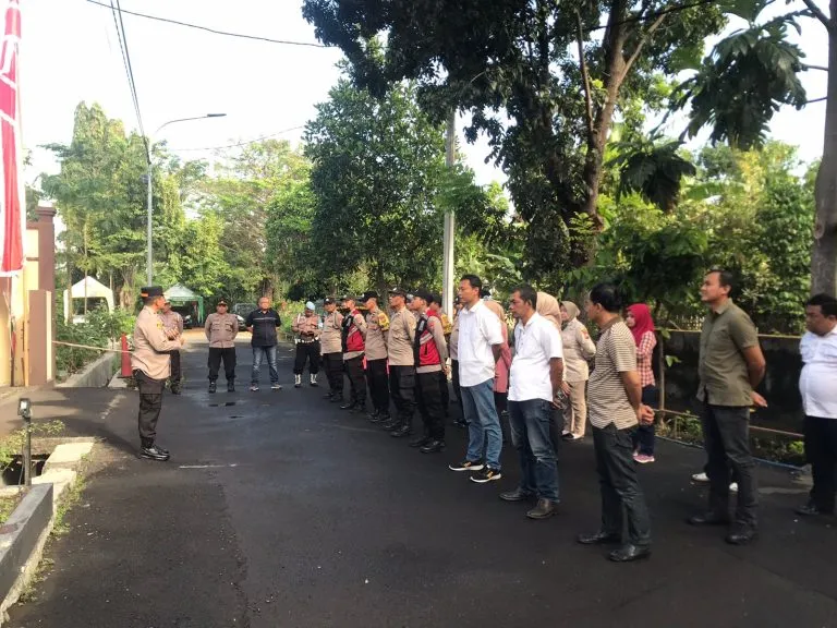 Kapolsek Rungkut Berikan Arahan Pada Anggota Saat Apel Pagi
