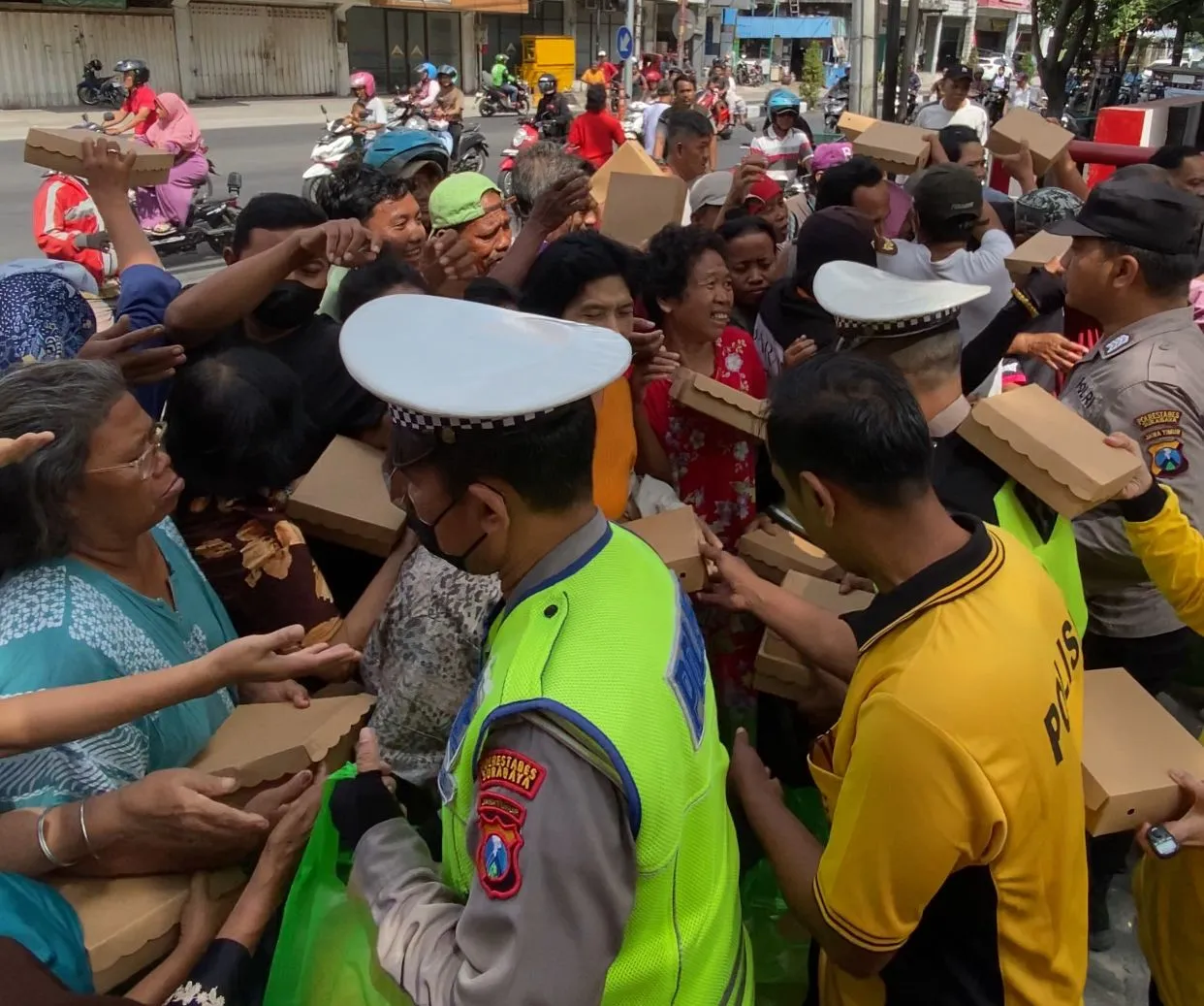 Jumat Penuh Berkah Polsek Simokerto Bagikan 200 Nasi Kotak Kepada Masyarakat 