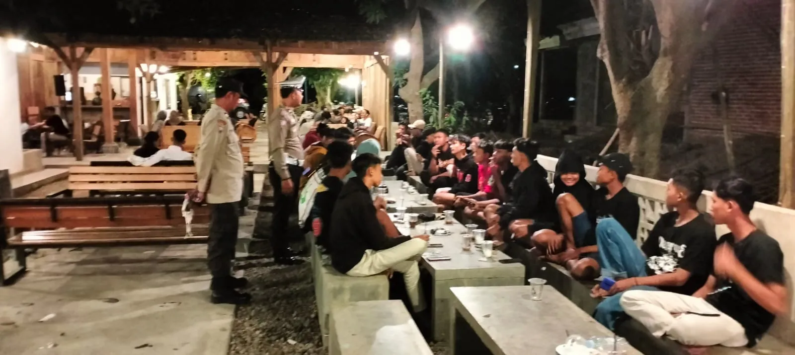 Petugas Polsek Warujayeng Sapa Pengunjung Warung ciptakan Kamtibmas Kondusif