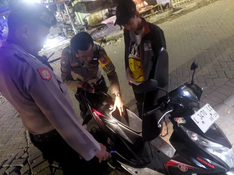 Polsek Karangpilang Periksa Remaja Sedang Nongkrong di Belakang Mbah Ireng Kebraon, Saat Giat Patroli Kamtibmas