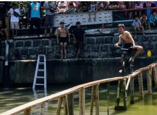 Meriahkan Hari 17 Agustus Warga Jogoloyo Surabaya Menggelar Lomba Naik Sepeda di Atas Air