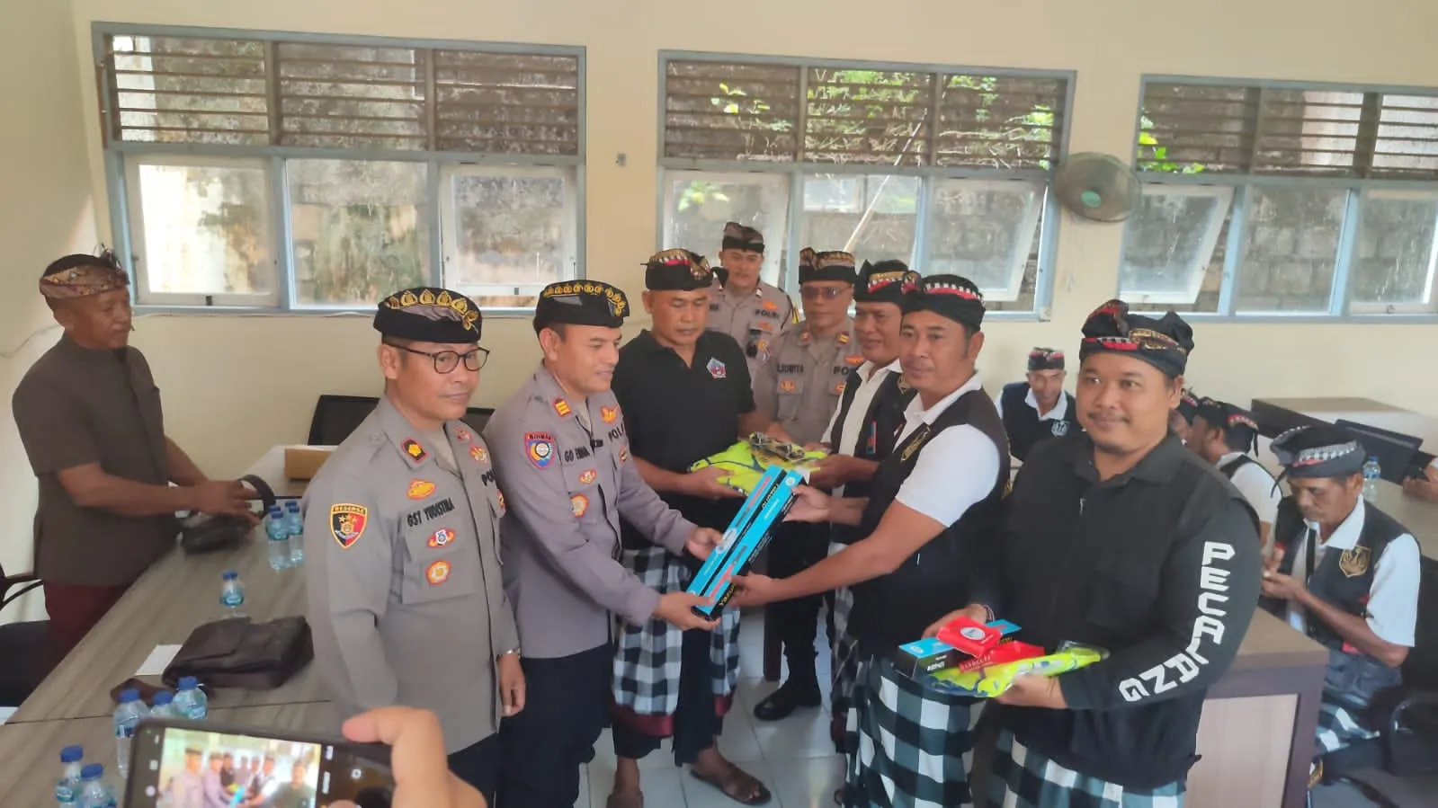 Polresta Denpasar Bersama Polsek Kuta Selatan Gelar Kegiatan Minggu Kasih di Desa Adat Kampial, Tekankan Sinergi dan Keamanan