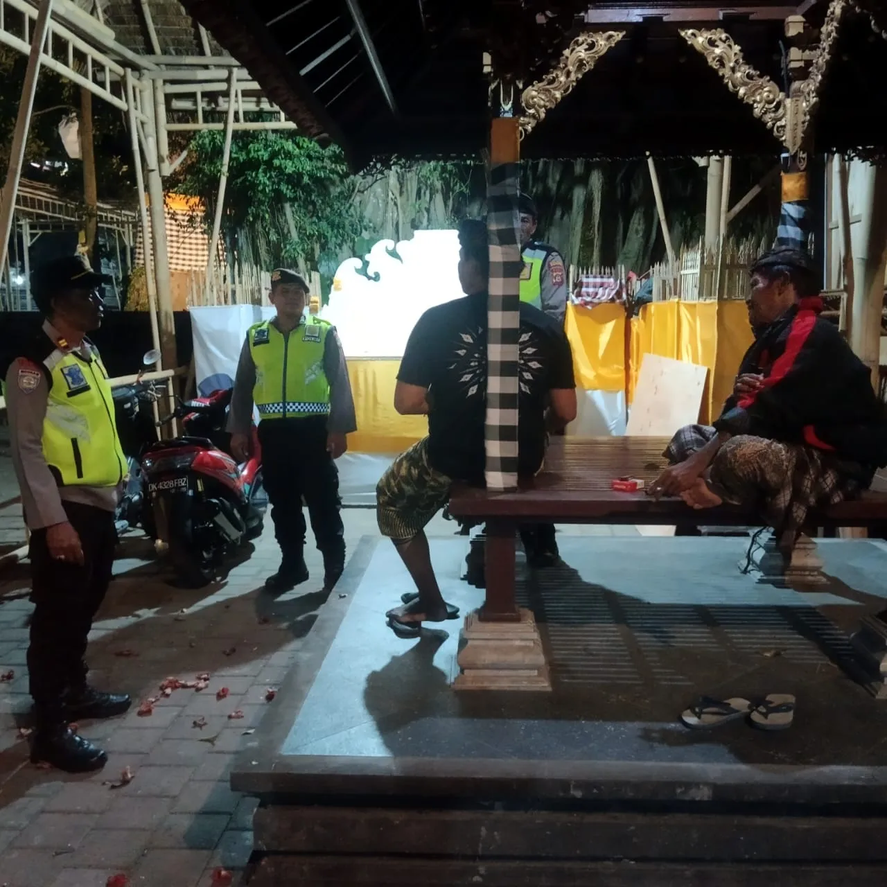 Cegah Aksi Kriminalitas Dilingkungan Tempat Suci, Unit Samapta Polsek Abiansemal Melaksanakan Patroli Dialogis