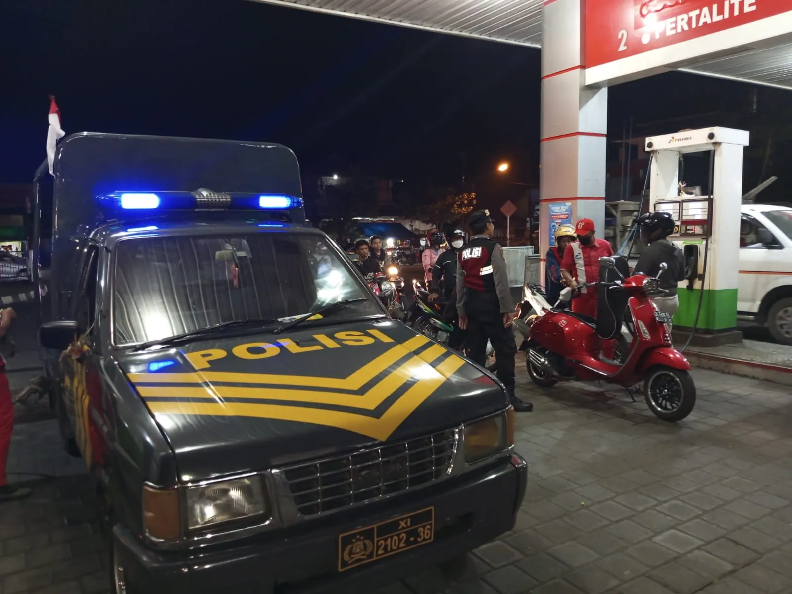 Cegah Kriminalitas Blue Light Patrol Polsek Mengwi Sambangi SPBU Sampaikan Imbauan Kamtibmas