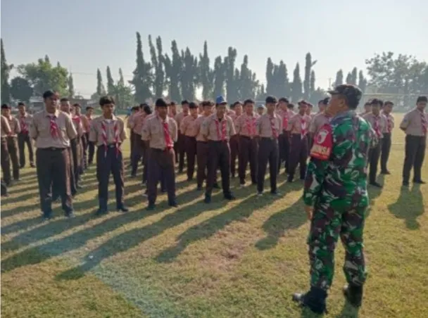 Jelang HUT RI Ke- 79, Koramil 0816/05 Tulangan Latih Gerak Jalan Siswa SMK Trisakti