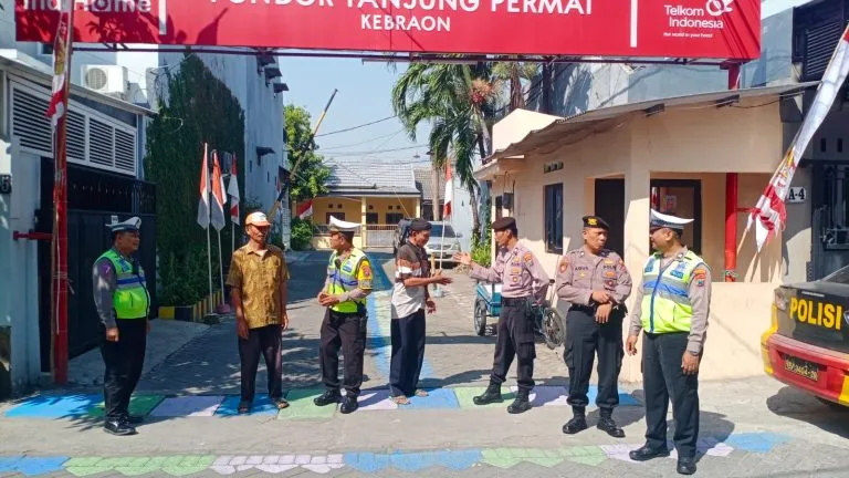 Polsek Karangpilang Patroli Dialogis dengan Warga dan Security Perumahan Pondok Tanjung Permai, Jaga Kerukunan Jelang Pilkada Serentak