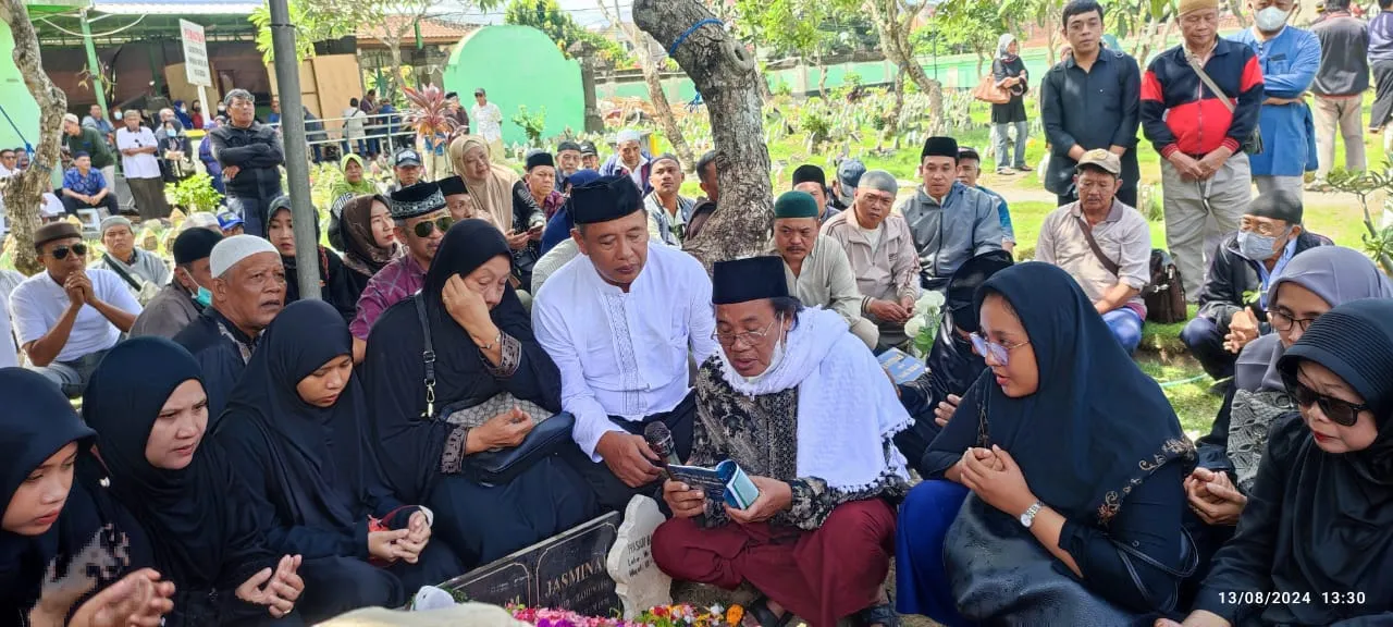 Suasana Haru Menyelimuti Pemakaman Ibunda Dari AKBP Anwar Sasmito, S.H., M.H