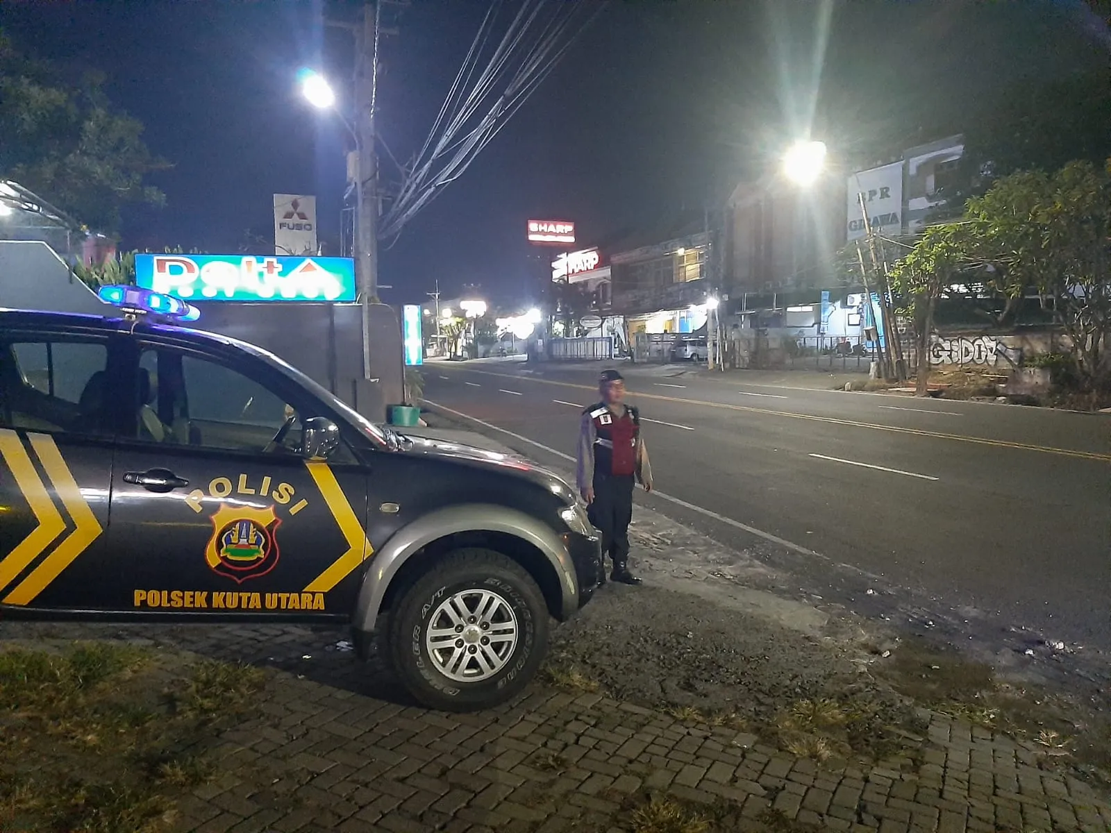 Unit Samapta Polsek Kuta Utara Blue Light Patrol Susuri Jalan Gatsu Barat Jelang Subuh