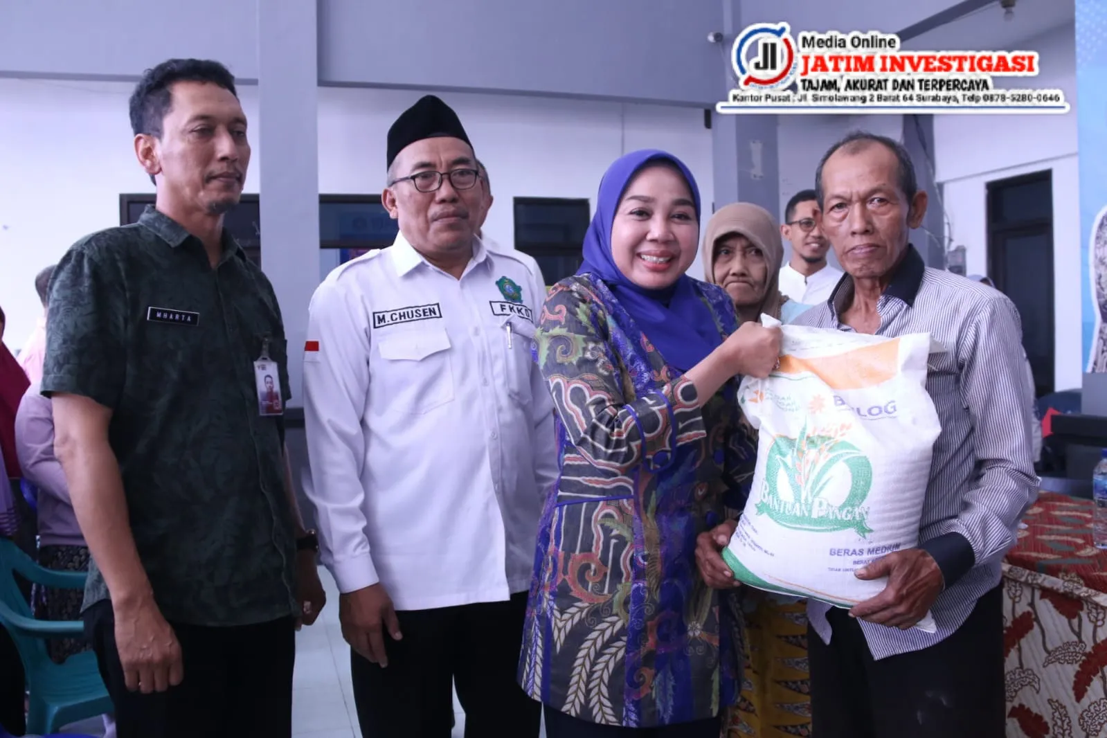 Dibantu Hj. Sriatun, Plt. Bupati Sidoarjo Salurkan Bantuan Pangan Beras