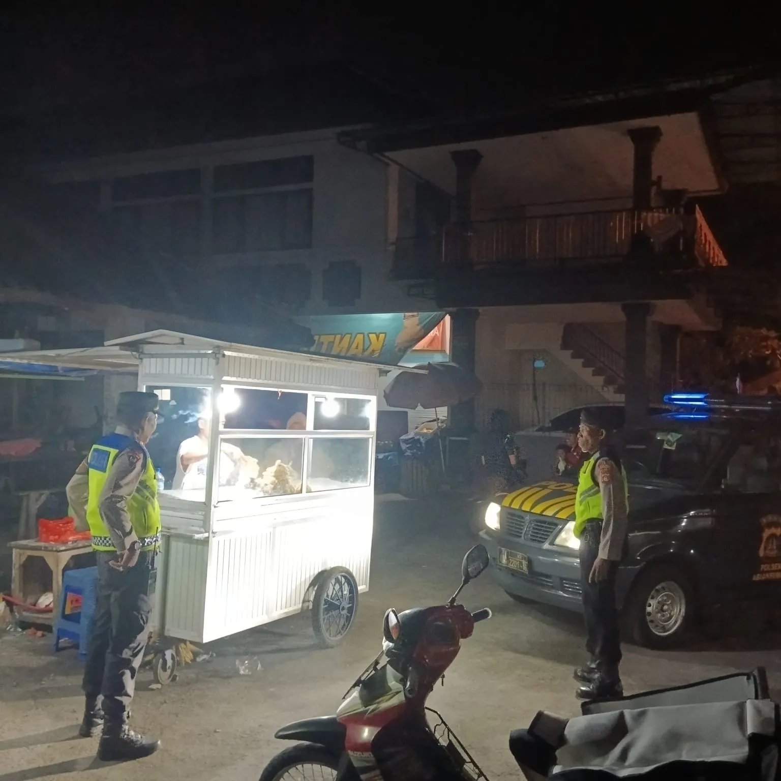 Patroli Dialogis, UKL Polsek Abiansemal Sambangi Pedagang Pasar Senggol