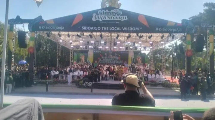 Karnaval Shining Jayandaru Yang Berlangsung di Alun-Alun Sidoarjo Dipadati Ribuan Penonton