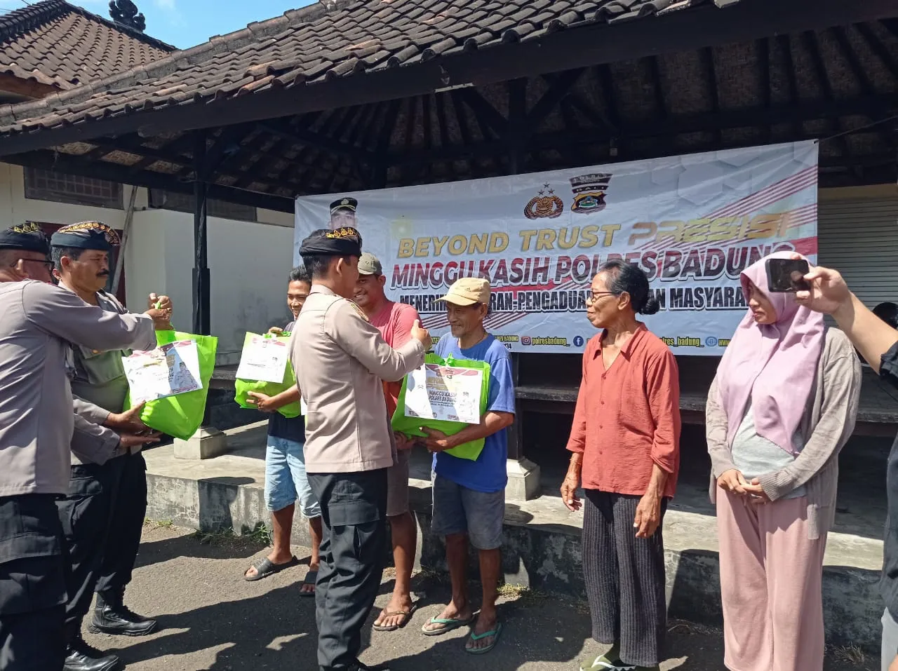 Wujud Kepedulian Kepada Para Pedagang, Kapolres Badung Gelar Minggu Kasih Di Pasar Beringkit