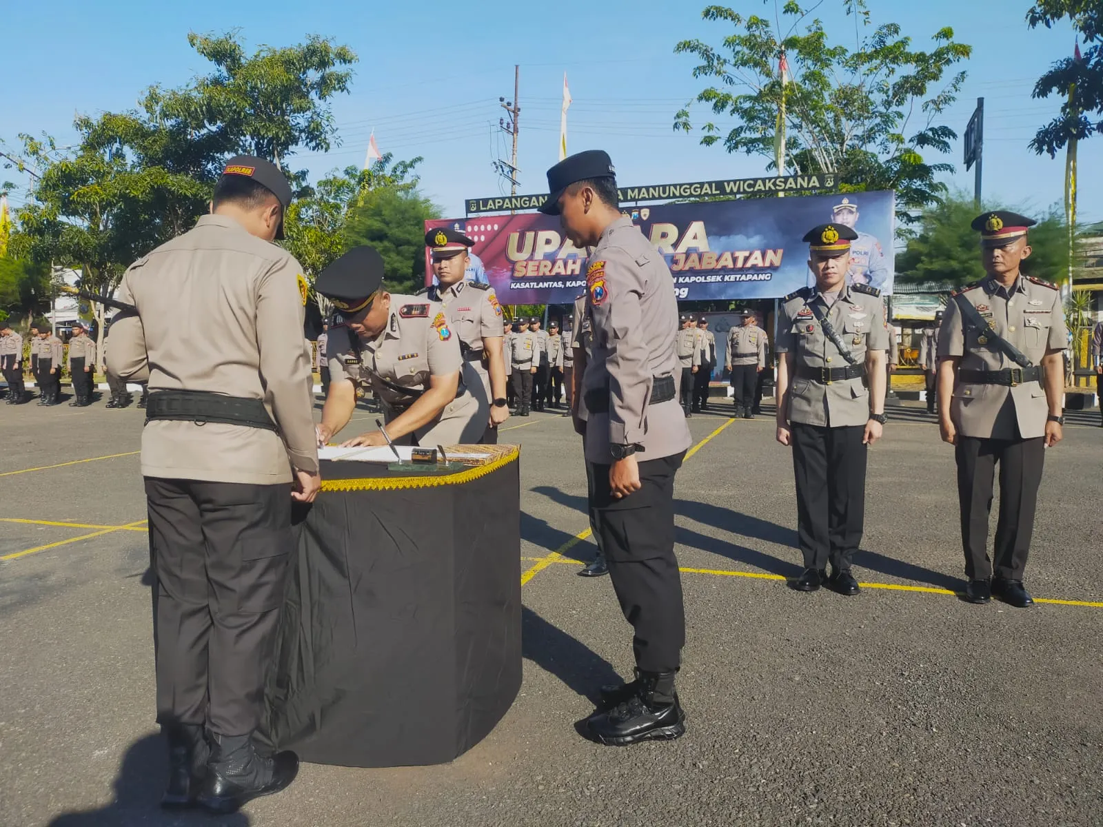 Kapolres Sampang Pimpin Upacara Sertijab Kasat Lantas dan 2 Kapolsek Jajaran