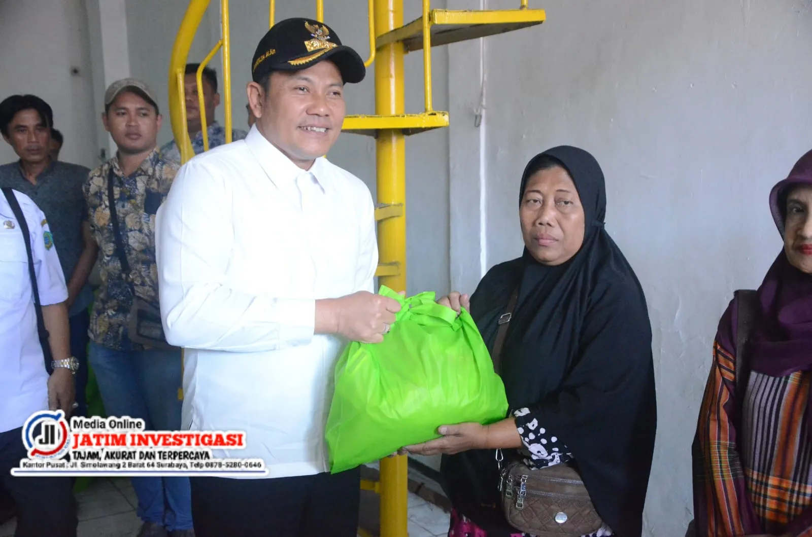 Plt. Bupati Sidoarjo Serahkan Bansos kepada Pedagang Terdampak Kebakaran Pasar Krian